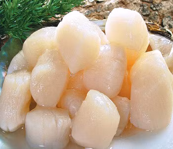 Với một chút biến tấu trong món ăn ngày Tết, nhiều khách hàng chấp nhận mức giá khá đắt để mua thực phẩm nhập khẩu cho bữa cơm gia đình thêm phong phú, ngon miệng. Nhiều người sẵn sàng chi khoảng 800.000 đồng đến 1 triệu đồng mua cồi sò điệp nhập từ Mỹ, Nhật. Loại thực phẩm này được ưa chuộng vì chứa nhiều vitamin và khoáng chất, bồi bổ sức khỏe, tăng đề kháng.