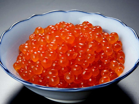 Những khách hàng muốn thưởng thức trứng cá hồi vào dịp Tết cần chi từ 2,5 - 2,8 triệu đồng/kg.