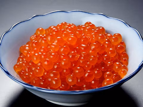 Những khách hàng muốn thưởng thức trứng cá hồi vào dịp Tết cần chi từ 2,5 - 2,8 triệu đồng/kg.