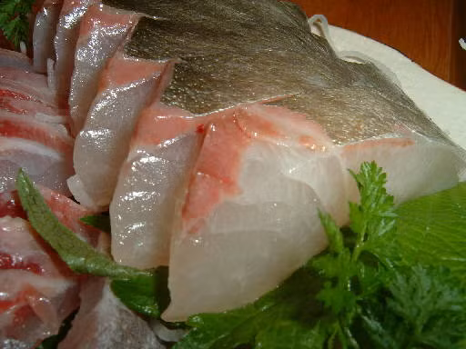 Đắt đỏ gấp nhiều lần so với các giống cá quen thuộc trên thị trường, cá cam Nhật phi lê vị ngọt, thịt chắc, hơi béo được định giá từ 800.000 - 830.000 đồng/kg.