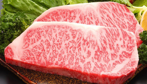 Thịt bò lông đen Nhật Bản Wagyu (Mỹ) có những đường vân đẹp mắt như đá hoa cương, thịt mềm và ngọt được rao giá từ 2,4 - 3 triệu đồng/kg.