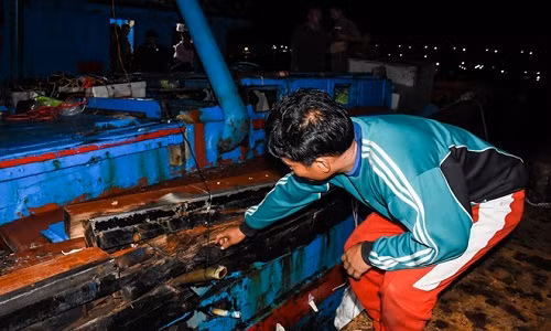 Sáng 3/1, ông Hà Lê, Phó Cục trưởng Cục Kiểm ngư Việt Nam cho biết, sau khi nắm được thông tin tàu cá Quảng Ngãi của ngư dân Huỳnh Văn Thạch bị tông chìm, đơn vị đã có công văn gửi sang phía Trung Quốc đề nghị hợp tác điều tra, làm rõ vụ việc. Trong ảnh: Vị trí bị đâm của của tàu cá Quảng Ngãi.