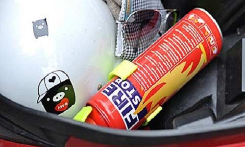 Các chuyên gia đưa lời khuyên, với các loại xe du lịch từ 4 - 9 chỗ cần mua một trong những chủng loại sau: bình bột dưới 4kg, bình bọt dưới 5 lít, bình nước với chất phụ gia chữa cháy từ 1-5 lít hoặc bình khí CO2 chữa cháy dưới 4kg. Bình cứu hỏa mini chỉ hiệu quả với những đám cháy mới khởi phát hoặc khi giúp người khác cháy xe. Nếu đám cháy lớn, các loại bình lớn hơn sẽ hữu hiệu.