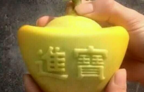 Một quả dưa lê thỏi vàng màu vàng được rao bán trên thị trường.