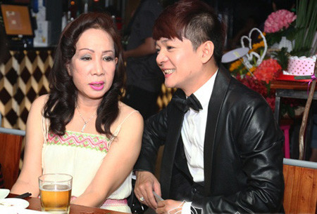 Năm 2013, nam ca sĩ Vũ Hà mới chính thức công khai người vợ Huyền Vân, hơn anh 8 tuổi, cũng từng hoạt động trong lĩnh vực nghệ thuật. Trên báo Tri Thức Trẻ, nam ca sĩ tâm sự khi mới yêu Huyền Vân anh bị tin đồn "đào mỏ" và cặp đôi bị hai gia đình phản đối vì chênh lệch tuổi tác quá nhiều.