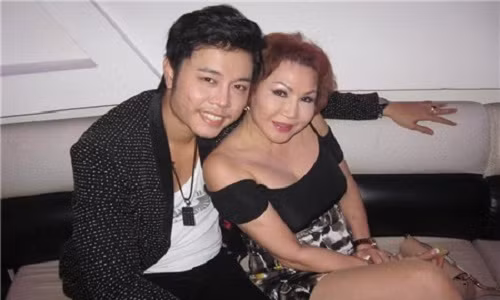 Không ít sao Việt yêu đại gia lớn tuổi khiến dư luận xôn xao. Được nhiều người gọi là phi công trẻ song người mẫu Vũ Hoàng Việt vẫn không ngần ngại công khai chuyện tình cảm của anh với nữ đại gia Yvonne Thúy Hoàng, người tình hơn anh tới gần 30 tuổi.