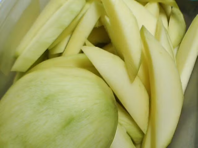 Xoài tứ quý ít xơ, nhiều bột, vỏ mỏng, hạt nhỏ nên trái chín dễ bị dập, thịt bở kém dai. Nhiều người đánh giá, xoài ăn khi chưa chín kỹ sẽ ngon hơn đã chín.