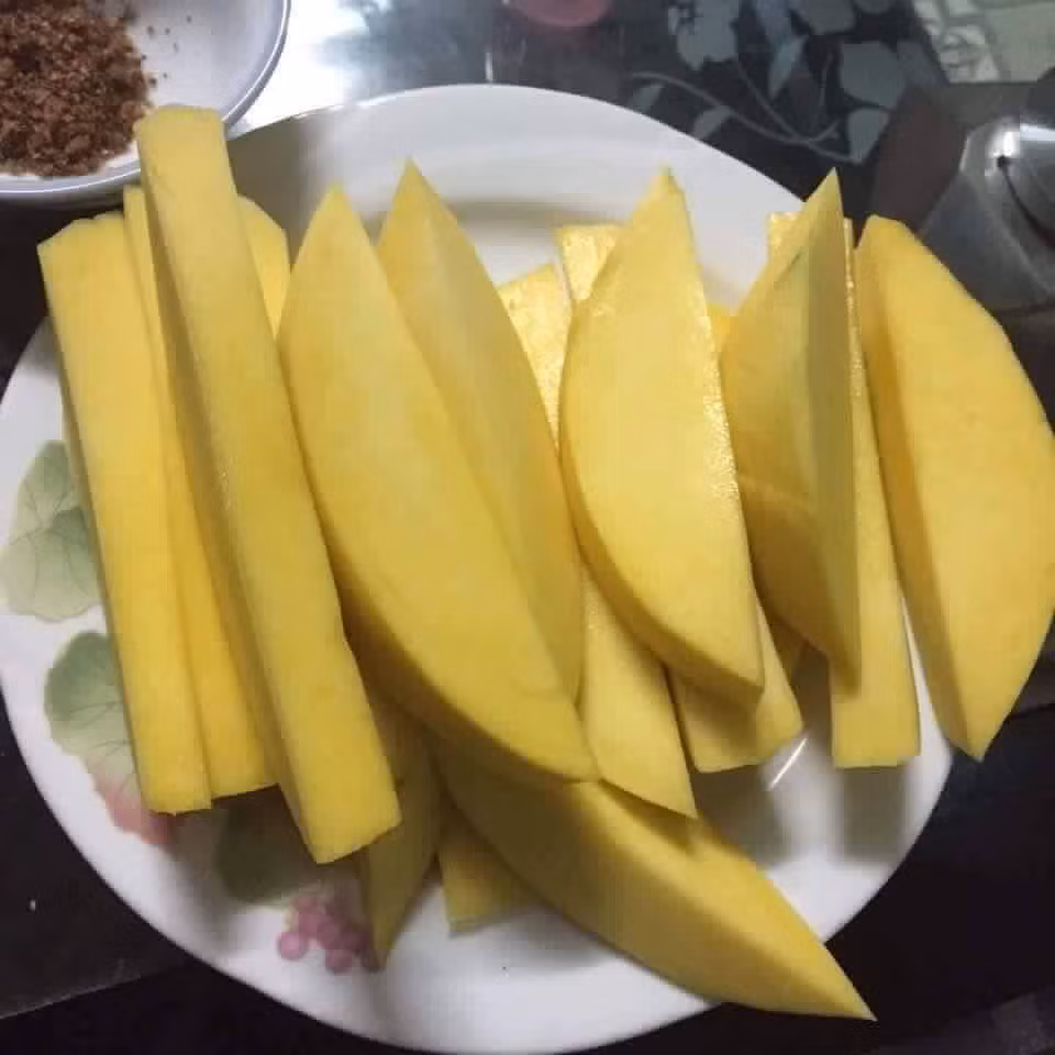 Trong 5 giống xoài đặc trưng ở miền Tây, thì xoài Cát Hoà Lộc và xoài tứ quý là hai giống nổi tiếng nhất vì cho trái to và mang lại hiệu quả kinh tế cao. Qua tìm hiểu, trên thị trường, giá xoài khổng lồ này dao động từ 60.000 đồng/kg.