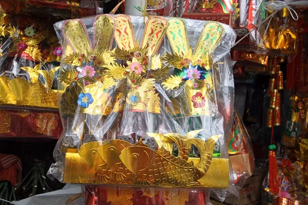 Bên cạnh đó, chuẩn bị mâm cỗ cúng ông công, ông Táo không thể thiếu các bộ đồ vàng mã. Trung bình, giá của đồ vàng mã dao động từ 80.000 - 300.000 đồng/bộ (tùy kích thước, độ cầu kỳ).