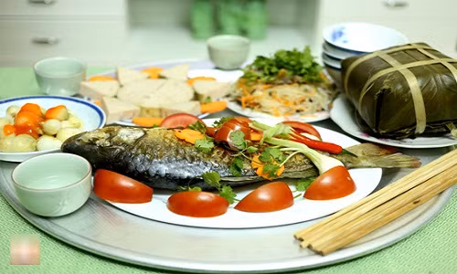 Với mức chi phí khoảng 500.000 đồng, mâm cỗ mặn sẽ có khá nhiều món mà vẫn đảm bảo đủ đầy như gà luộc (tiêu tốn khoảng 120.000 - 150.000 đồng), nem rán (nguyên liệu tiêu tốn khoảng 50.000 - 70.000 đồng), nộm rau (khoảng 15.000 -20.000 đồng), giò chả/giò lụa (30.000 đồng), bát canh xương hầm rau củ quả (70.000 đồng), cá chép rán hoặc chiên. Ngoài ra, bạn có thể chọn thêm xôi hoặc bánh chưng cho mâm cỗ. Tuy nhiên, bạn cần cân đối số lượng người trong gia đình để mua tăng hoặc giảm thực phẩm.