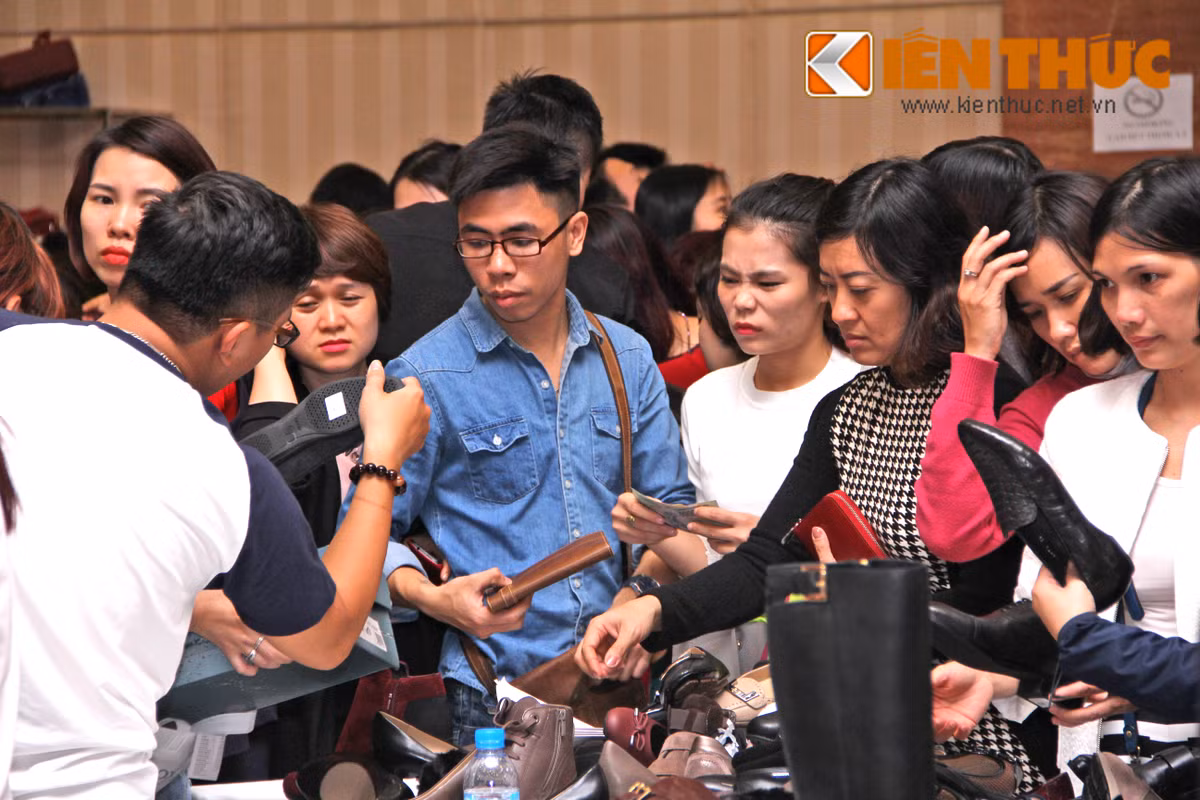 Các gian hàng đồ da, túi xách, ví, dây lưng... giảm giá từ 20 - 50%.