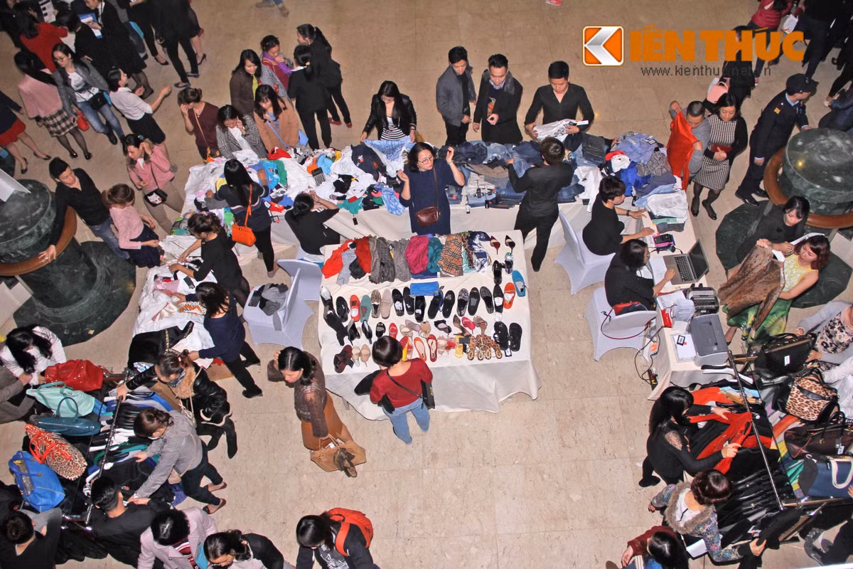 Toàn bộ sảnh tầng 1 tập trung các mặt hàng thời trang.