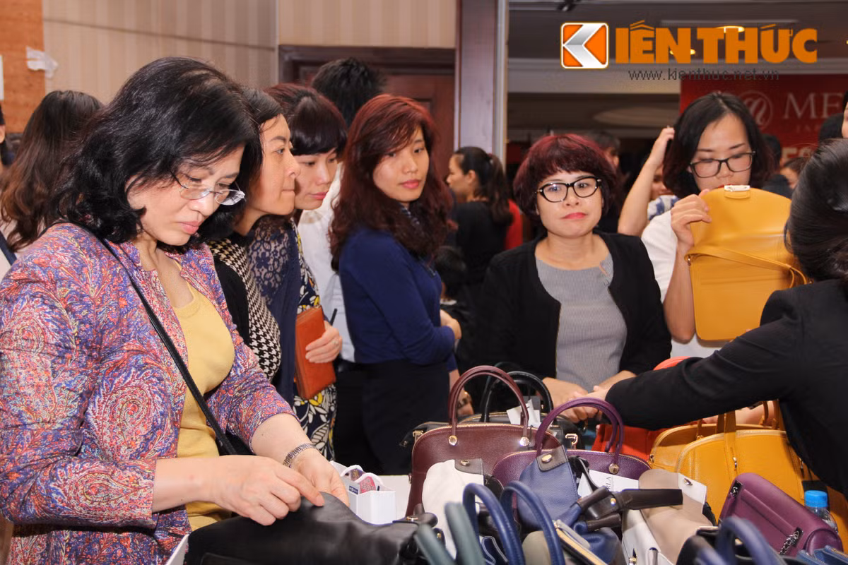 Mặc dù đông đúc song các tín đồ mua sắm vẫn rất kiên nhẫn chọn lựa từng món đồ thật cẩn thận.