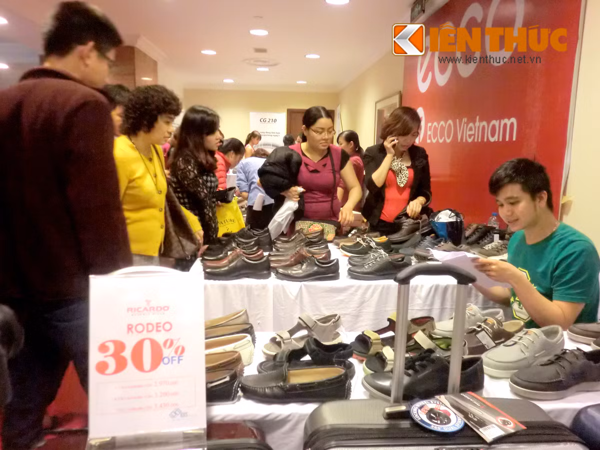 Không ít khách hàng chọn được món đồ ưng ý nhưng cũng có khách vì quá đông, không kịp chọn lựa. Thùy (sinh viên đại học Văn Hóa Hà Nội) cho biết: "Chen chân lên được gian mỹ phẩm tầng 2 thì cũng không chen được vào để xem hàng, mình đi gần 2 tiếng đồng hồ mà mới chọn được có hai món đồ".