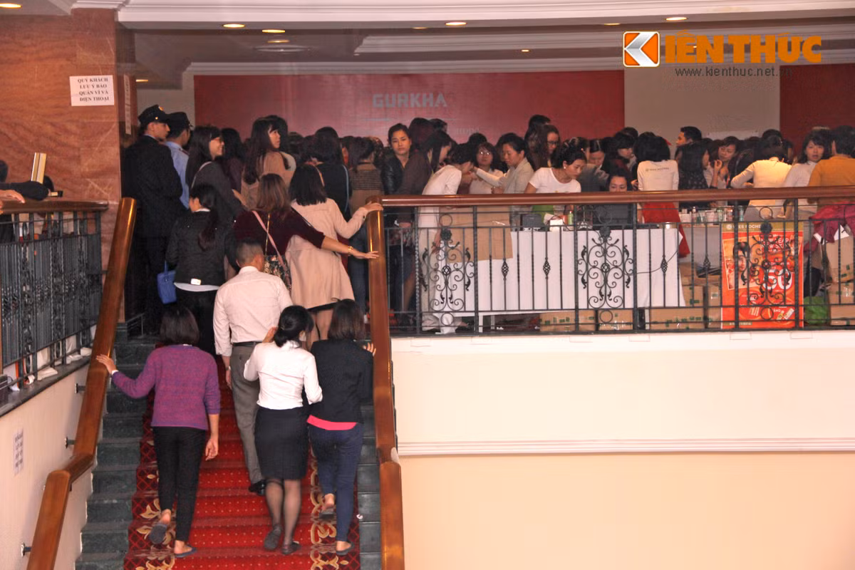 Dòng người mua sắm vẫn tiếp tục đổ về các gian hàng để chọn đồ giảm giá.
