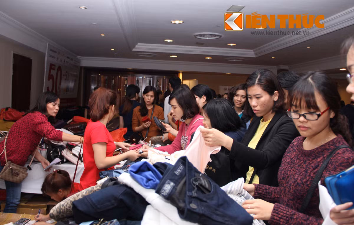 Bien nguoi chen lan mua hang hieu giam gia khung o Ha Noi-Hinh-2