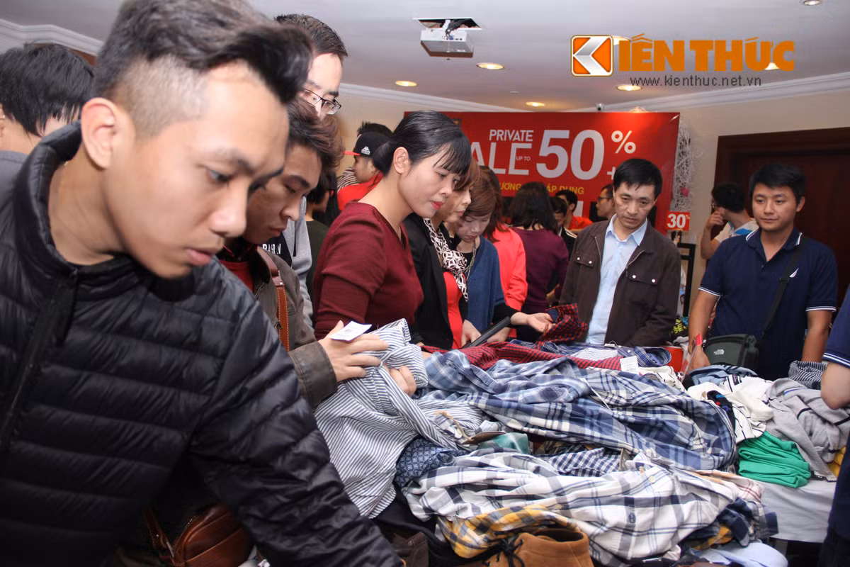 Hàng loạt thương hiệu đồng hồ nổi danh như Micheal Kors và Marc Jacobs đồng loạt giảm 50%, giày thể thao Adidas giảm 40%-50% cho 100 mã hàng, Furla giảm 50% trên nhiều mẫu túi xách mới.