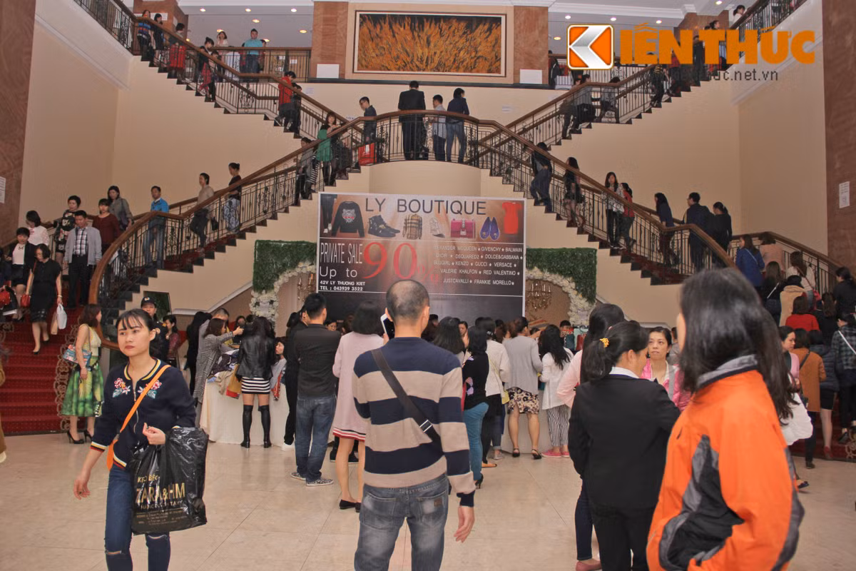 Lượng khách đổ về mua sắm ngày càng đông. Chị Minh (nhà tại Hai Bà Trưng, Hà Nội) cho biết: "Mình đến mua đồ vào tầm trưa, nghĩ giờ đó ít khách hơn, ai ngờ không còn chỗ mà để xe, phải gửi sang quán cafe bên cạnh, rồi đi bộ sang".