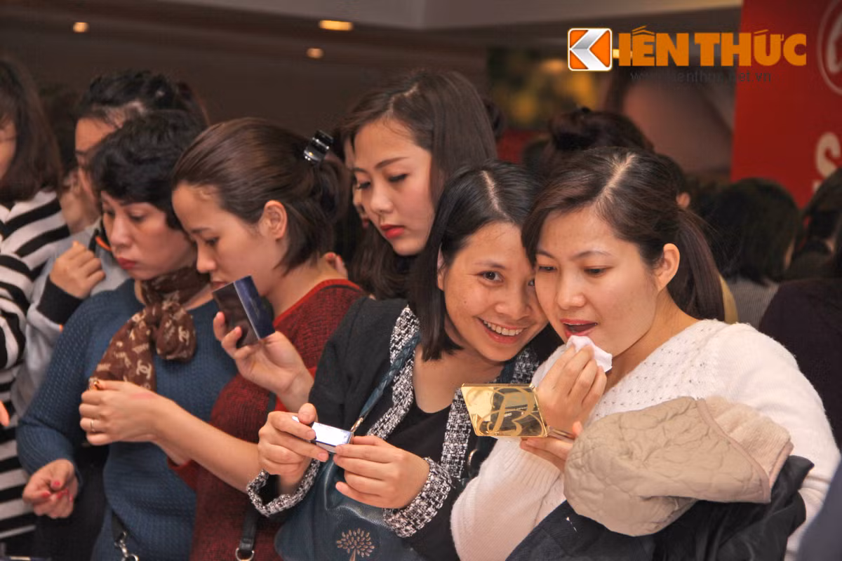 Khách hàng nhiệt tình thử sản phẩm.