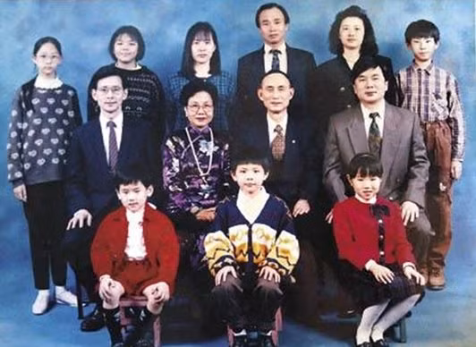 Trương Quân Ninh (đeo kính ngoài cùng bên trái) trong đại gia đình trí thức gia tộc Trương quyền thế.