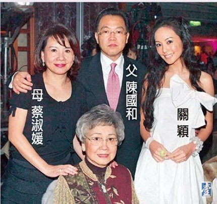 Quan Dĩnh (phải) bên cạnh cha mẹ và bà nội.