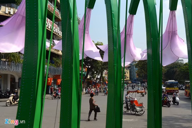 Phần thân tượng trưng cho cành hoa được làm bằng khung thép mỏng.