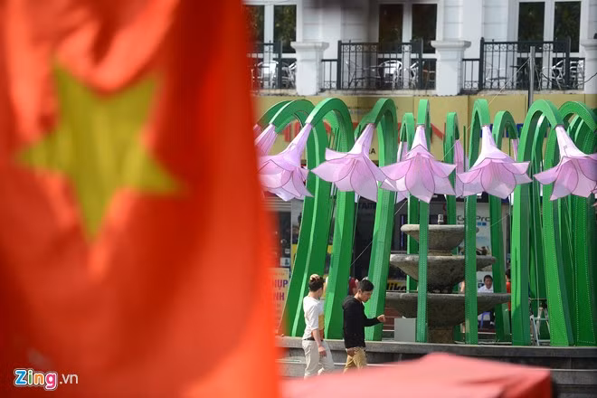 "Sáng nay, đích thân tôi cùng một số cán bộ, chuyên gia xuống xem xét công trình. Tôi đã yêu cầu chỉnh sửa một số hạng mục nhỏ cho phù hợp hơn như màu sơn của đế đài hoa, để người dân nhìn sẽ thấy dễ chịu hơn", ông Động nói.
