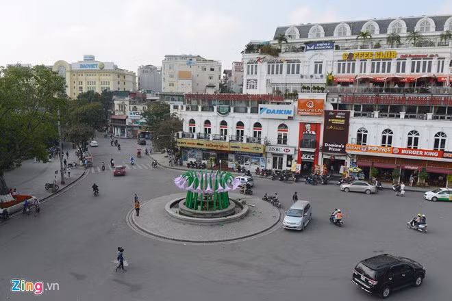 Cũng theo Giám đốc Sở Văn hóa, Thể thao Hà Nội, các doanh nghiệp thuê đơn vị thiết kế, Sở chỉ tư vấn thêm và giám sát. "Tiền bao nhiêu thì doanh nghiệp bỏ, chúng tôi không nắm được vì không phải tiền ngân sách", ông Tô Văn Động khẳng định.