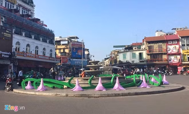 Tuy nhiên, chiều cùng ngày, ông Động cho hay, sau khi khảo sát, Sở đã cho tháo dỡ đài hoa để sửa lại cả kiểu dáng lẫn màu sắc theo góp ý của người dân.