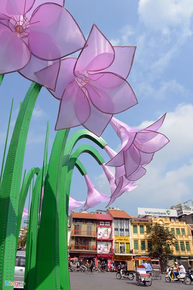 Ban đêm, hoa sẽ phát ra các màu xanh, vàng, đỏ... nhờ hệ thống đèn LED.