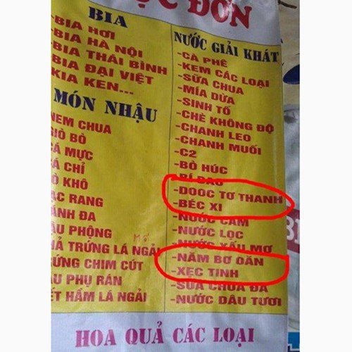 Một tấm biển quảng cáo "bá đạo" khi mà nhiều đồ uống, món ăn được Việt hóa một cách "khó đỡ".