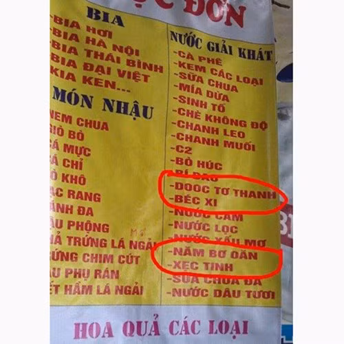 Một tấm biển quảng cáo "bá đạo" khi mà nhiều đồ uống, món ăn được Việt hóa một cách "khó đỡ".
