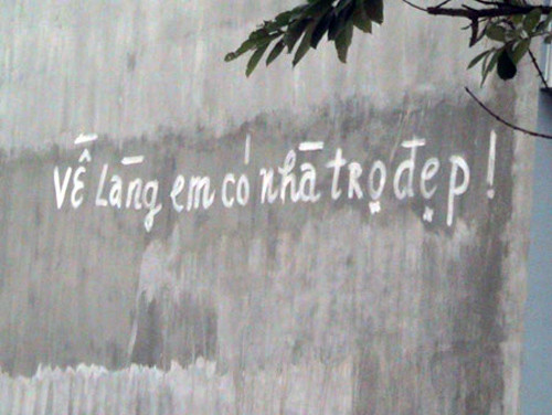 Mọi bức tường đều được tận dụng để quảng cáo.