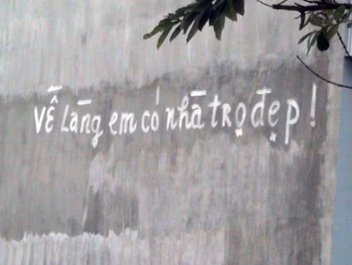 Mọi bức tường đều được tận dụng để quảng cáo.