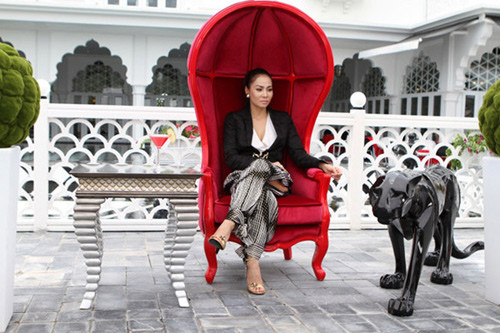 Tài năng và nổi tiếng, Thu Minh còn có cuộc sống đại gia, xa hoa đáng mơ ước. Thu Minh đã từng chia sẻ hình ảnh căn biệt thự sang trọng tại Praha, Tiệp Khắc. Vợ chồng nữ ca sĩ cũng mua căn penthouse trị giá 85 tỷ đồng tại TP HCM.