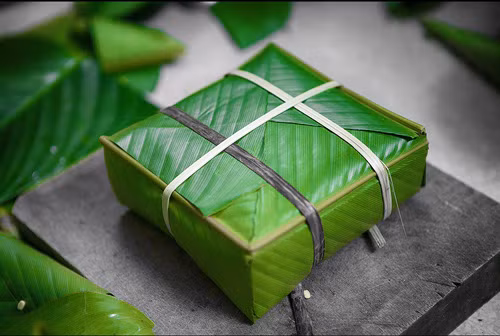 Việc bảo quản thực phẩm Tết tươi ngon, thời gian lâu là mối quan tâm của nhiều người. Mỗi loại thực phẩm lại có một lưu ý riêng khi bảo quản. Đối với bánh chưng Tết, bạn nên treo bánh ở nơi thoáng mát, không bụi bặm, ẩm thấp để tránh bị mốc và ôi thiu.