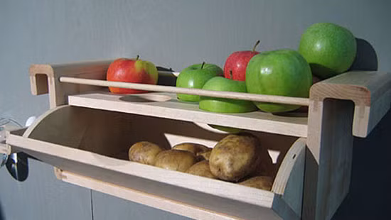 Khí ga ethylene từ một số loại hoa quả như táo có thể đẩy nhanh quá trình chín/ hỏng của nhiều loại thực phẩm khác nhưng lại hạn chế quá trình nảy mầm của khoai tây. Vì thế mà bạn nên bảo quản chúng ở cạnh nhau.