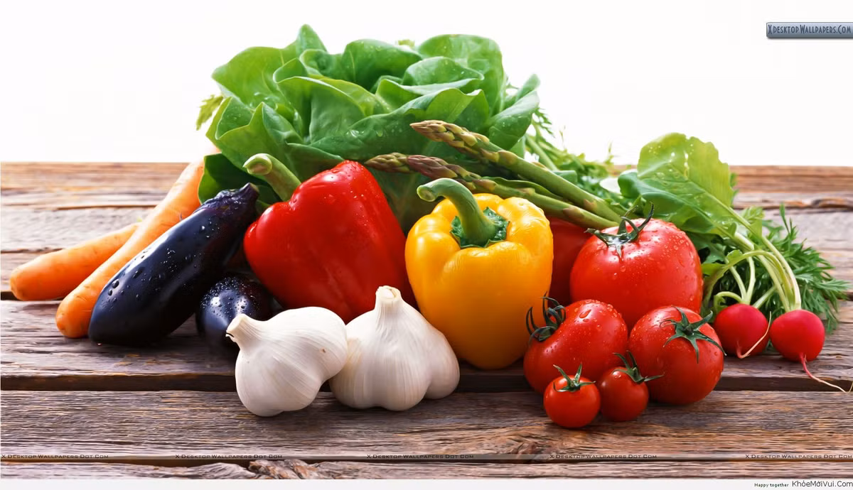 Với rau, củ nếu muốn bảo quản được lâu, bạn không nên rửa chúng ngay mà nhặt bỏ lá rau sâu, lá dập, cắt bỏ phần rễ để chỗ thoáng mát.