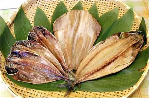 Các loại thuỷ sản khô cũng nên treo hoặc bảo quản kín ngăn riêng trong tủ lạnh. Tốt nhất phía trên cùng treo các loại cá không tẩm gia vị, rồi tới cá có tẩm gia vị, rồi đến lạp xường. Không đặt hoặc treo các loại bánh như bánh chưng cạnh những đồ khô này vì rất dễ bị nhiễm mùi. 