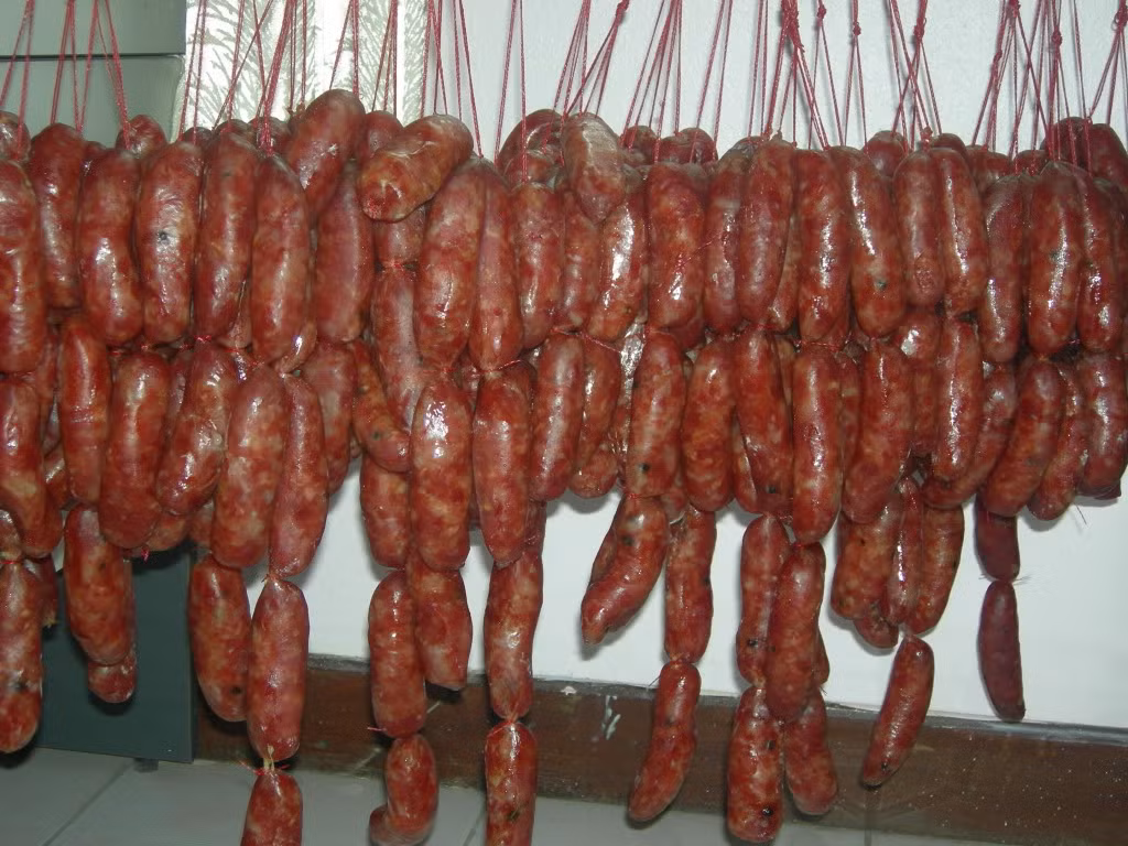 Lạp xường, khô nai ... nên treo nơi khô ráo, bao bọc bên ngoài một lớp giấy thấm dầu để hút bớt dầu mỡ. Không treo những món này gần bếp lò, nơi phát ra sức nóng và tránh xa các loại cá khô, mực khô để khỏi nhiễm mùi.