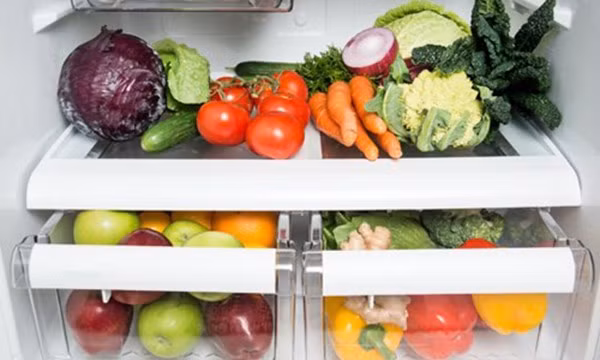Trước khi cho rau củ vào tủ lạnh, bạn nên phân loại cụ thể rau, củ và cho vào túi riêng trước khi cho vào tủ. Muốn rau tươi lâu, bạn nên để tủ lạnh ở nhiệt độ 1-4 độ C. Không nên rửa rau củ trước khi cho vào tủ lạnh và chỉ rửa trước khi bỏ ra sơ chế hoặc ăn.