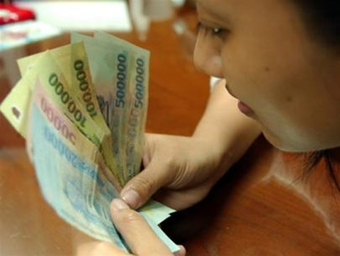 So với số tiền thưởng tết kể trên thì mức thưởng Tết 500.000 đồng/người tại một công ty quản lý và xây dựng đường bộ ở Đắc Lắc vẫn không quá "bèo bọt".