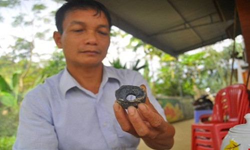 Vật thể lạ xuyên thủng mái fibro xi-măng nhà anh Đặng Văn Thái.