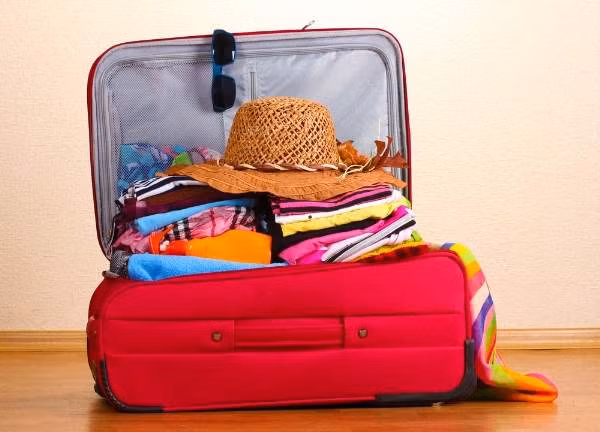 Tìm hiểu về các hoạt động khi tham gia du lịch để chuẩn bị hành lý thích hợp. Để tránh bị "móc ví" khi sử dụng dịch vụ du lịch Tết, bạn nên chuẩn bị đầy đủ các vật dụng cần thiết như: đồ bơi, nón mũ, kính râm… vì những thứ này tại khu du lịch thường được bán với giá đắt gấp đôi, gấp ba bình thường.