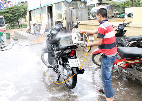 Do đó, thay vì "om" xe đến sát Tết, khách hàng nên chọn những ngày trước đó để tân trang chiếc xe, tránh chịu mức phí quá đắt đỏ.