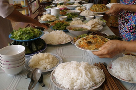 Ngoài chi phí đặt cỗ, khách hàng khi muốn có thêm người phục vụ cho bữa tiệc cuối năm, phải trả thêm chi phí nên một mâm cỗ ngày cuối năm sẽ đắt hơn từ 30 - 50%. Vì thế, thay vì gọi đặt cỗ quá sát ngày, khách hàng nên đặt lịch với đơn vị cung ứng dịch vụ trước nửa tháng, vừa đảm bảo đơn hàng không bị từ chối, vừa tránh được việc "đội" giá khi sát Tết.