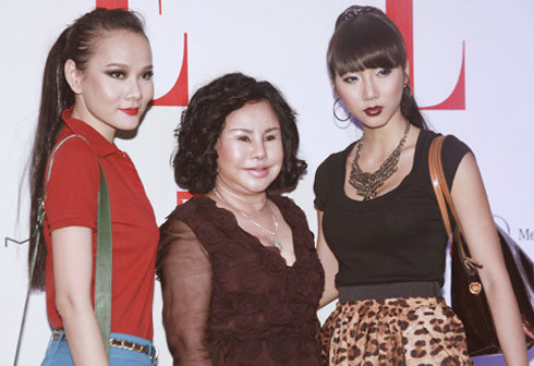 Nữ đại gia thủy sản Diệu Hiền cũng là một gương mặt thân quen của làng giải trí Việt. Bà từng tài trợ và tham gia ủng hộ cho rất nhiều chương trình của showbiz. Nữ đại gia Diệu Hiền chụp ảnh lưu niệm trong một sự kiện thời trang. Ảnh: VTC.