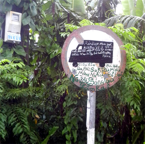 Tận dụng mọi nơi để quảng cáo... thậm chí cả trên biển báo giao thông.