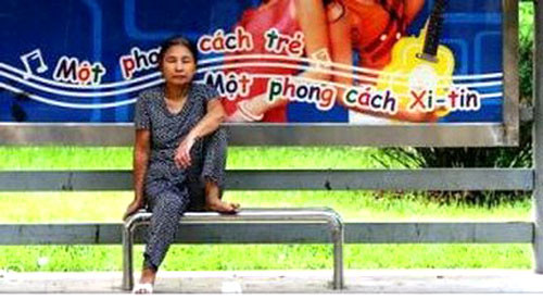 Hình ảnh dí dỏm, hài hước khi hành khách lớn tuổi ngồi chờ xe bus phía sau là tấm biển quảng cáo "phong cách xì tin".