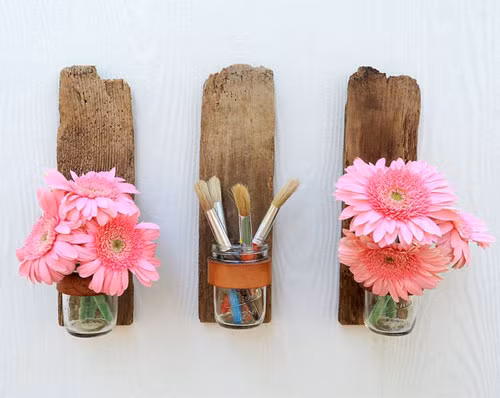 Các món đồ trang trí phòng, đồ lưu niệm để bàn treo tường được bán tại các cửa hàng lưu niệm có giá từ 50.000 đồng trở lên cũng là gợi ý không tồi.